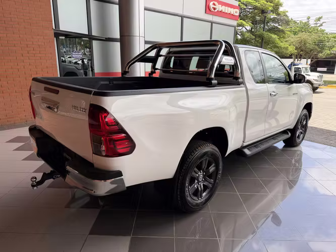 EXTRA CAB 2027 NUEVA DE PAQUETE - HILUX