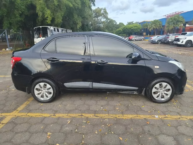 Grand i10 sedan color negro - Imagen 4