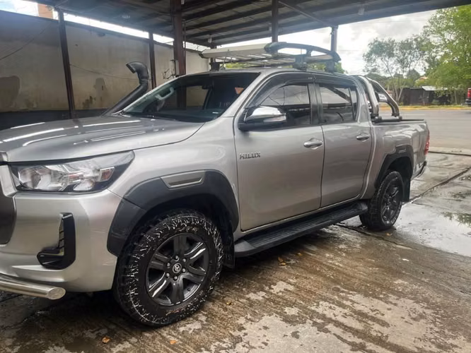  TOYOTA HILUX DOBLE CABINA AÑO 2023 MECANICA INTERMEDIA EXCELENTE ESTADO 