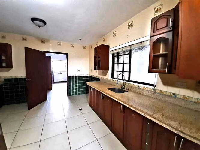 Hermosa Casa en Alquiler en Las Cumbres - Imagen 4