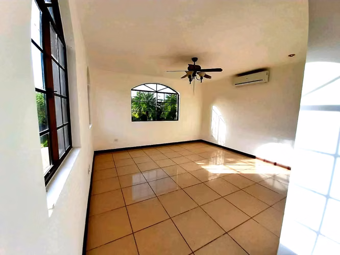 Hermosa Casa en Alquiler en Las Cumbres - Imagen 11