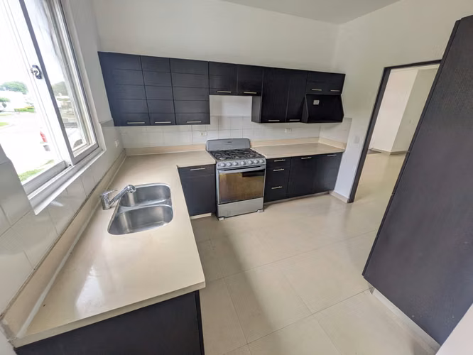 propiedad en venta en el km 11 moderna y de una planta!