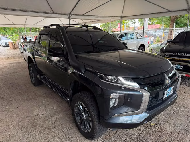 Mitsubishi L200 modelo Limited High Power año 2024 - Imagen 2
