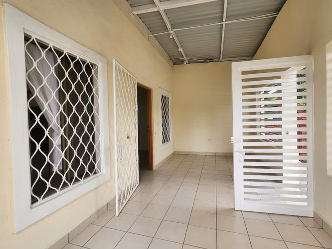 ¡EXCELENTE OPORTUNIDAD! CASA DE 3 HABITACIONES EN ANEXO MIGUEL GUTIERREZ - Imagen 2