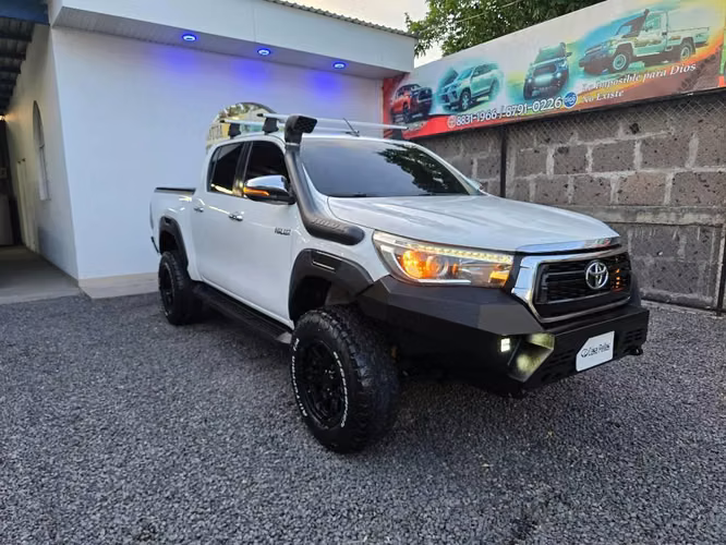 VENDO LINDA TOYOTA HILUX REVO SRV 2.8 FULL AÑO 2018