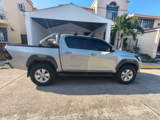 VENTA DE VEHICULO TOYOTA HILUZ 2019. AUTOMATICO