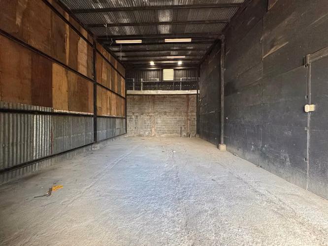 Venta de Bodega sobre la pista principal contiguo a MITRAB