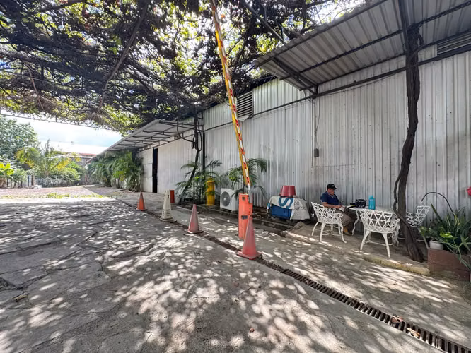Venta de Bodega sobre la pista principal contiguo a MITRAB