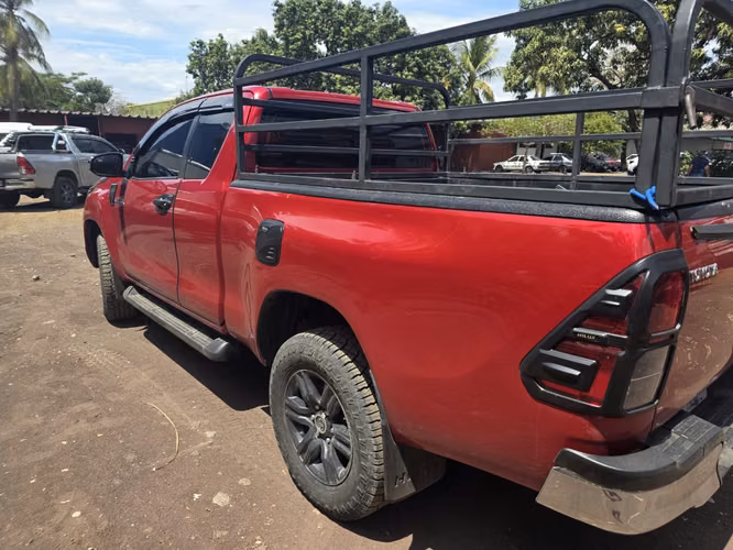 Toyota Hilux extra cab , año 2023 .. precio $35 mil