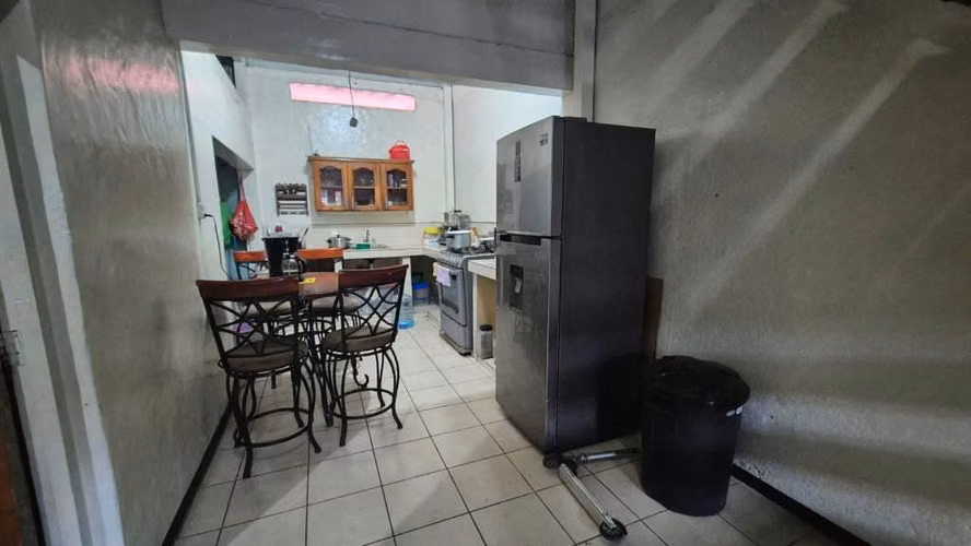  Venta de propiedad ideal para vivienda o comercio, ubicada en zona comercial.