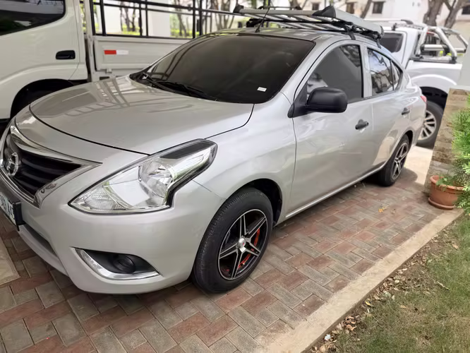 Nissan Versa V-Drive automático semi nuevo