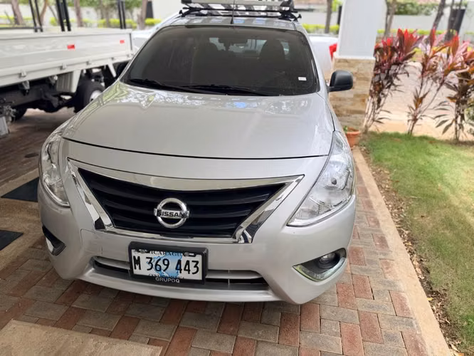 Nissan Versa V-Drive automático semi nuevo