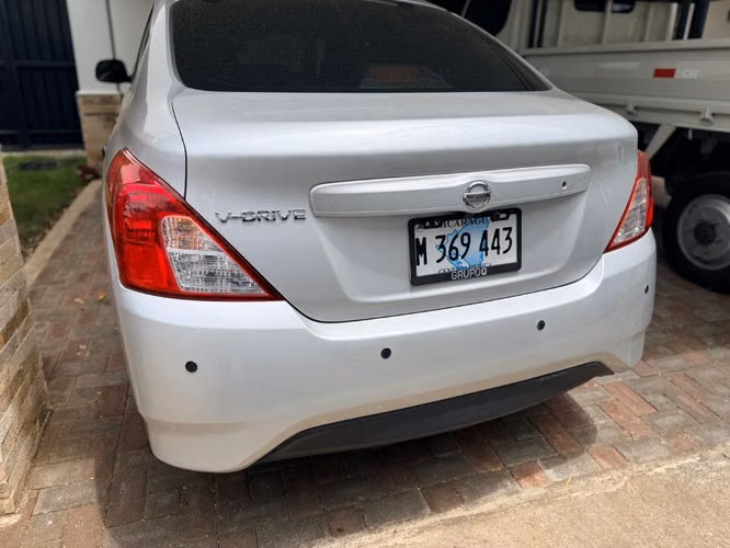 Nissan Versa V-Drive automático semi nuevo
