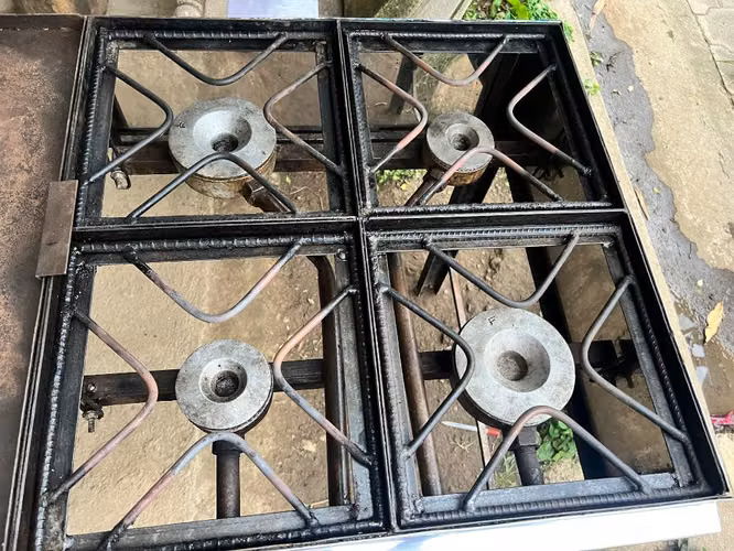 Vendo Cocina industrial de acero inoxidable de 4 quemadores 1 plancha y Asador de piedra volcánica