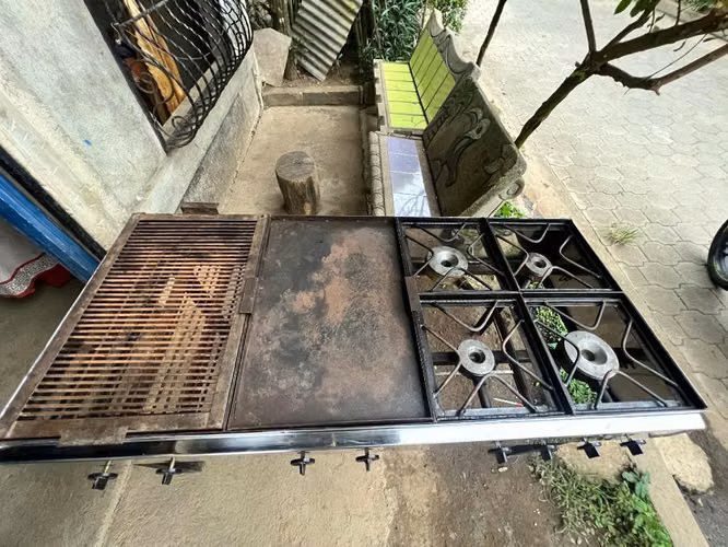 Vendo Cocina industrial de acero inoxidable de 4 quemadores 1 plancha y Asador de piedra volcánica