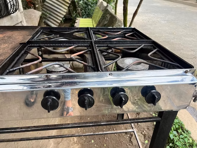 Vendo Cocina industrial de acero inoxidable de 4 quemadores 1 plancha y Asador de piedra volcánica