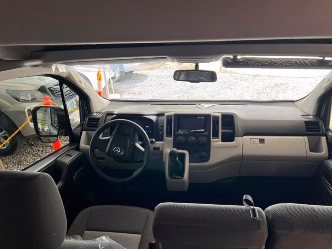 TOYOTA HIACE AÑO 2027