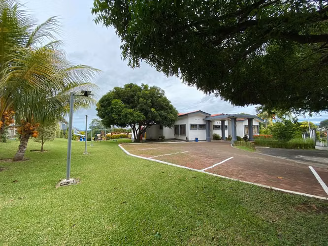 ¡Exclusividad y espacio sin límites en Las Colinas!