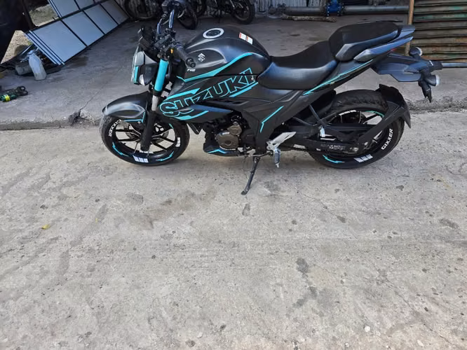 Suzuki Gixxir naked 250