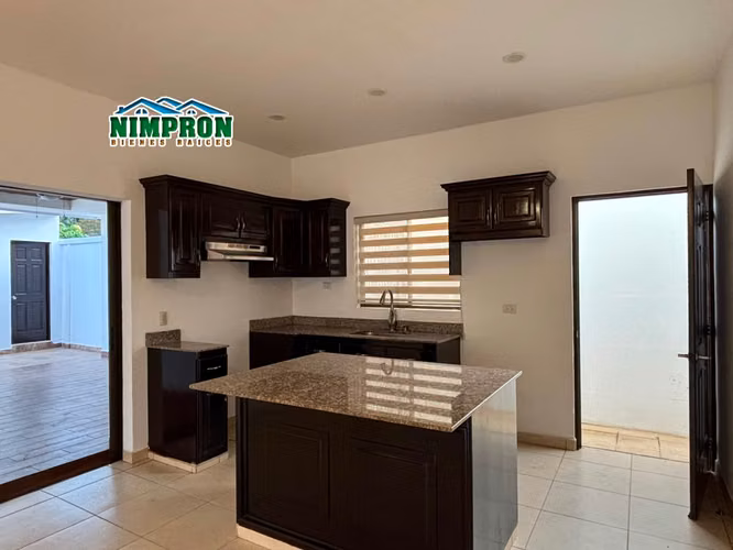 Se vende casa en Zona Residencial con  doble terreno en Veracruz