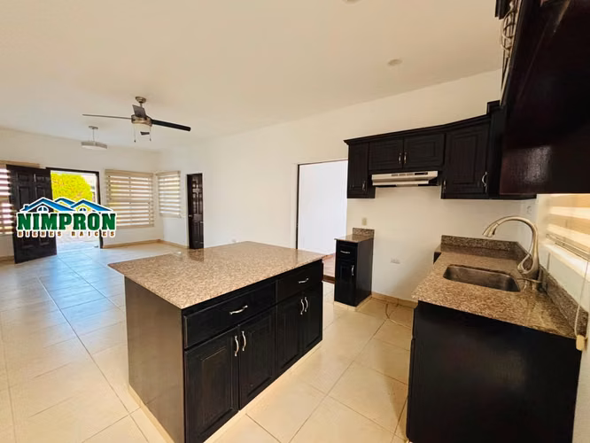 Se vende casa en Zona Residencial con  doble terreno en Veracruz