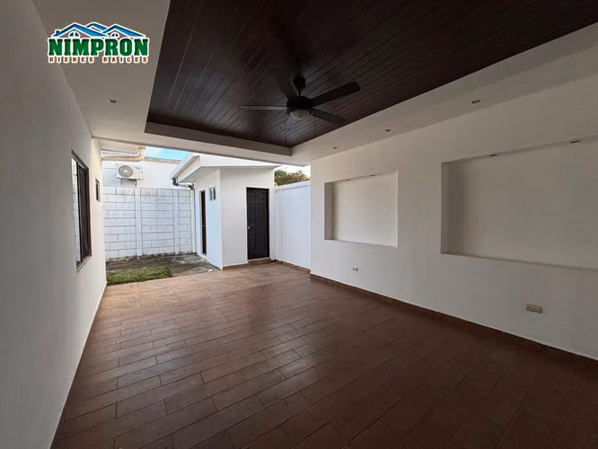 Se vende casa en Zona Residencial con  doble terreno en Veracruz
