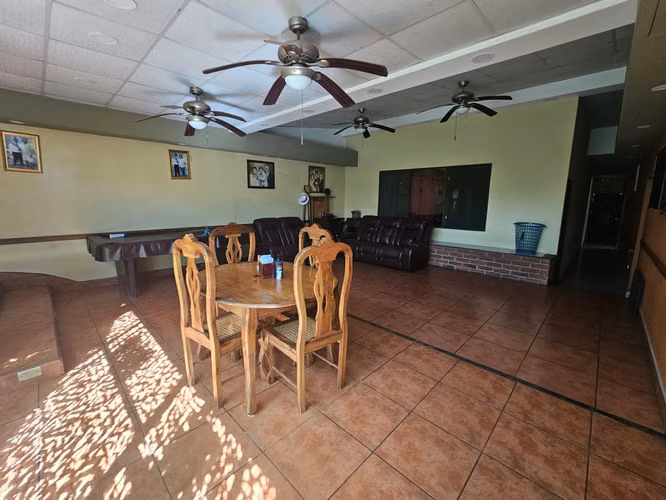 EC-Propiedad Comercial con Restaurante, Bar, Piscina y Habitaciones en Venta – San Jorge, Rivas