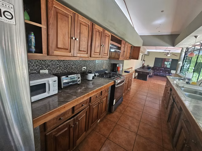 EC-Propiedad Comercial con Restaurante, Bar, Piscina y Habitaciones en Venta – San Jorge, Rivas