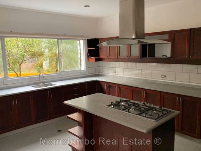 Moderna Casa Colonial en Venta – Carretera Sur