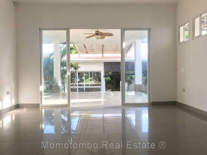 Moderna Casa Colonial en Venta – Carretera Sur