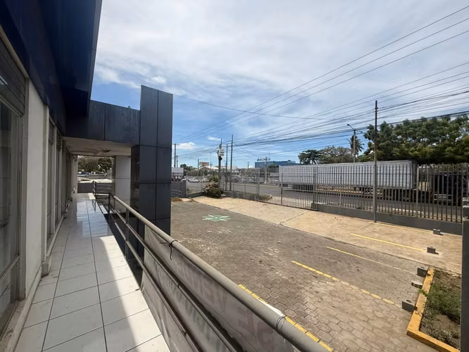 Plantel y Showroom Automotriz en Venta o Renta | Km 6 Carretera Norte, Managua - Imagen 2