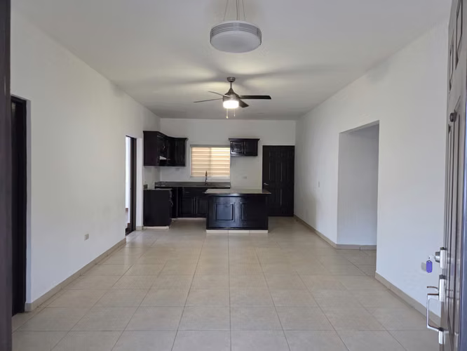 Moderna y Espaciosa Casa en Venta. Condo. Estancia del Angel! - Imagen 3