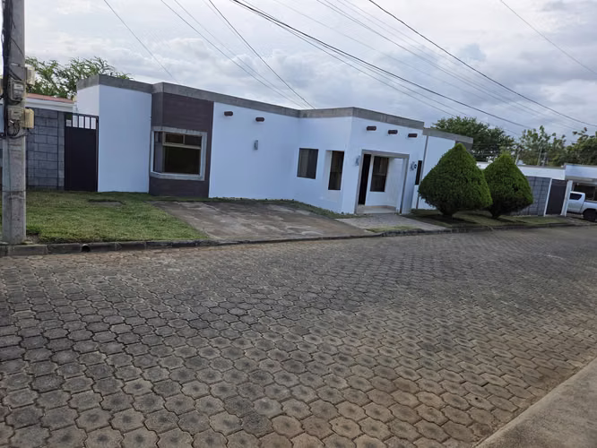 Moderna y Espaciosa Casa en Venta. Condo. Estancia del Angel! - Imagen 5
