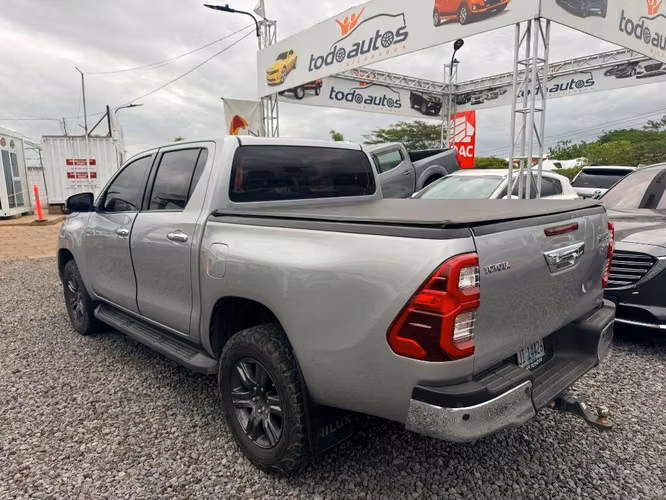Toyota Hilux SRV - Full