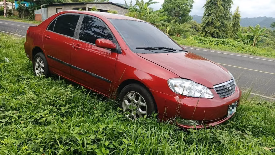 Vende Toyota Corolla automático año 2005