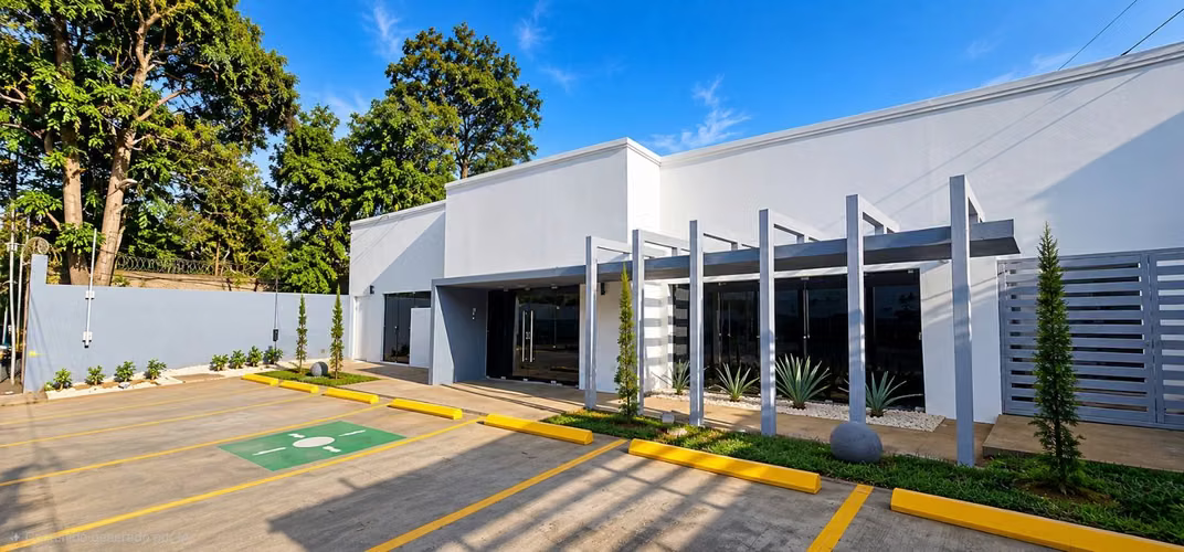 Edificio de 8 oficinas en renta en Las Colinas 341 m2