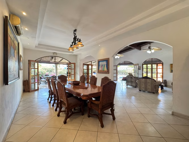 Preciosa Casa en Venta en Las Colinas