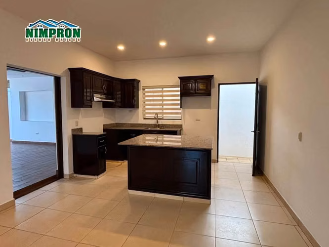  ¡Se vende casa en Zona Residencial con  doble terreno en Veracruz! 