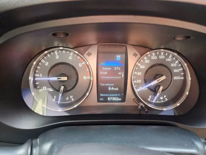 Linda Hilux 2023 sin detalles - Imagen 4