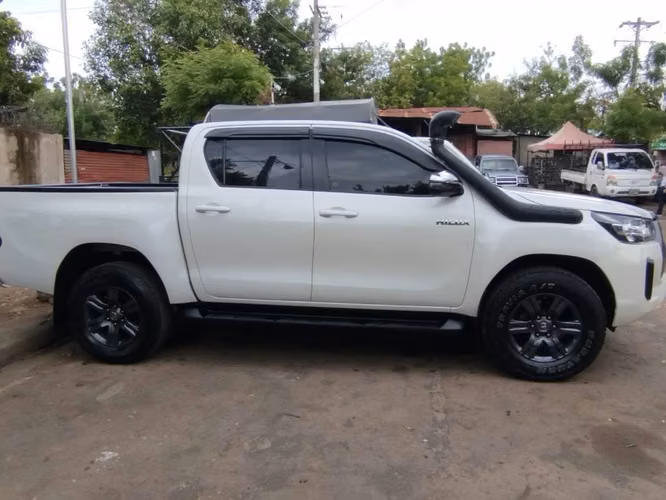 Linda Hilux 2023 sin detalles - Imagen 3