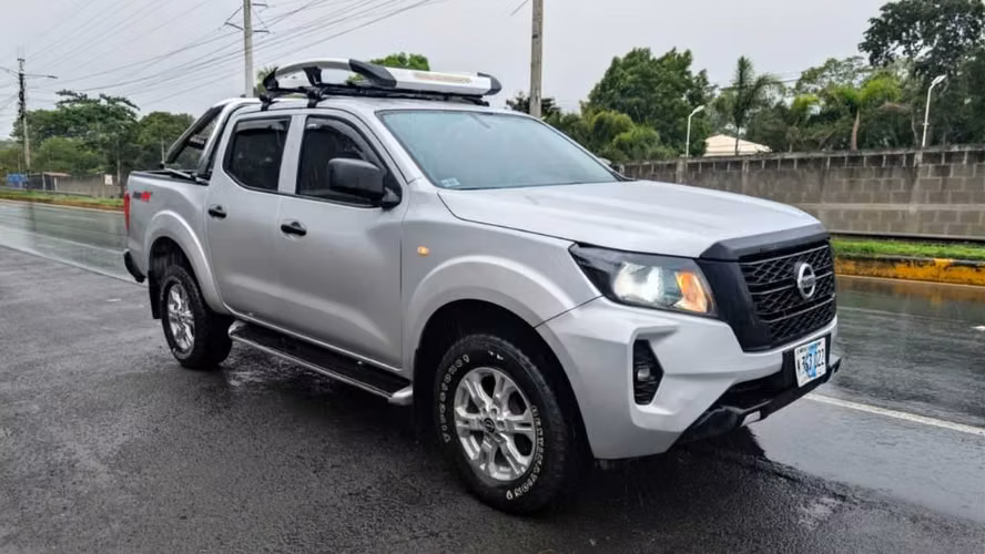 Nissan Frontier 4x4 intermedia mecánica 2023