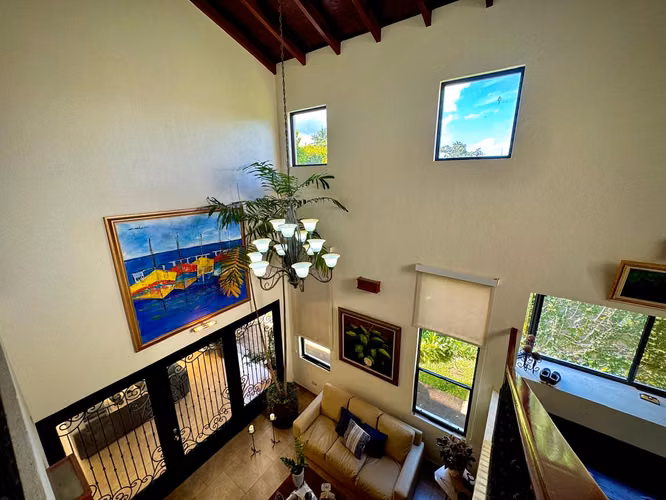 Exclusiva Residencia en Carretera Sur – Elegancia y Amplitud