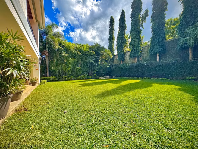 Exclusiva Residencia en Carretera Sur – Elegancia y Amplitud