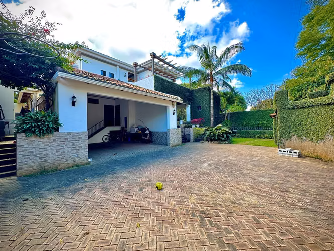 Exclusiva Residencia en Carretera Sur – Elegancia y Amplitud