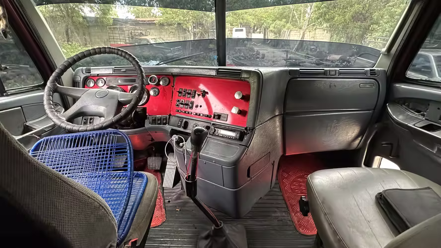 Freightliner Century 1998 + Rastra — Furgón de carga pesada