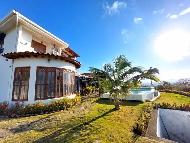¡Tu refugio de altura con vista de 180º al mar en Playa Manzanillo!