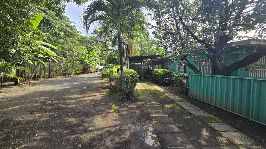 YA-Selling property in Bello Dawn, ideal for ophohold, hostel, offices, etc