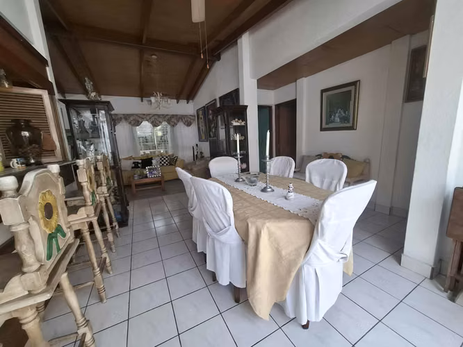 GG - ¡¡ Venta de casa con 1490 Vrs2 en Los Robles !!