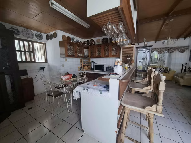 GG - ¡¡ Venta de casa con 1490 Vrs2 en Los Robles !!