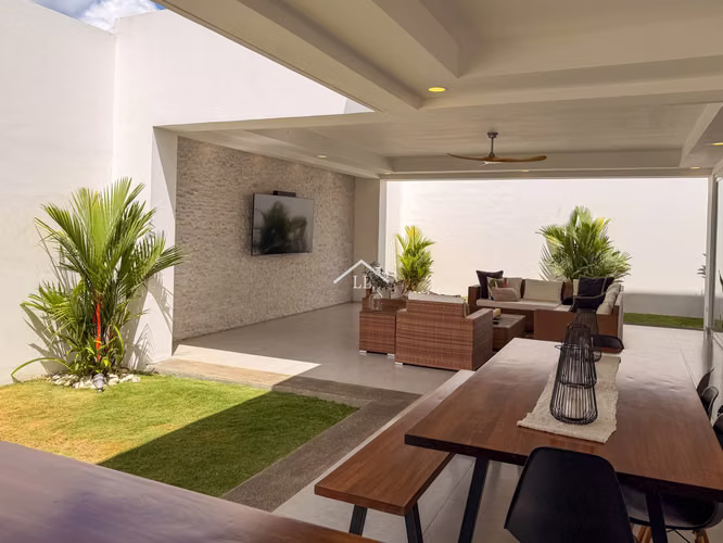 LL - Se Vende Moderna Casa en Santo Domingo